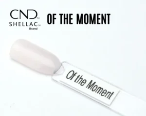 Le visuel montre la capsule du vernis CND™ Shellac Of the Moment, rose nude semi-opaque à la finition douce et homogène.
