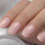 Vernis semi-permanent professionnel CND Shellac Of The Moment rose nude sur ongles