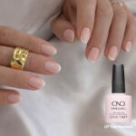 Vernis semi-permanent professionnel CND Shellac Of The Moment nude rosé translucide appliqué sur ongles avec flacon