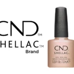 Vernis semi-permanent professionnel CND™ Shellac Silk Thread (7,3 ml) – beige rosé nacré, brillance satinée et tenue 3 semaines. Disponible à 15,90 € sur RBBE.fr.