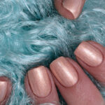 Vernis semi-permanent CND Shellac Silk Thread nude champagne nacré appliqué sur ongles, finition brillante et satinée