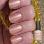 Vernis semi-permanent professionnel CND Shellac Silk Thread nude champagne nacré appliqué sur ongles, avec flacon officiel