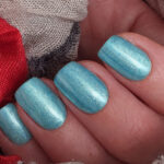 Vernis semi-permanent CND Shellac Sleeping Mask bleu turquoise nacré appliqué sur ongles, finition brillante et lumineuse