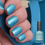 Vernis semi-permanent professionnel CND Shellac Sleeping Mask bleu turquoise nacré appliqué sur ongles, avec flacon officiel
