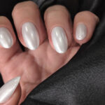 Vernis semi-permanent CND Shellac Pearlwind blanc nacré irisé appliqué sur ongles avec finition brillante