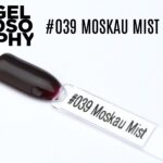 Capsule du vernis semi-permanent AstonishingNails Gelosophy #039 Moskau Mist, un bordeaux foncé profond et élégant.