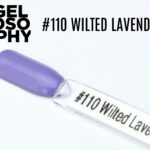 Capsule d’échantillon du vernis permanent AstonishingNails Gelosophy #110 Wilted Lavender, montrant une teinte lavande pastel brillante sur fond blanc.