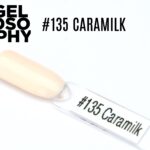Capsule de présentation du vernis permanent AstonishingNails Gelosophy #135 Caramilk, beige clair crémeux avec finition brillante.