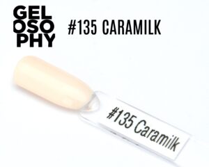 Capsule de présentation du vernis permanent AstonishingNails Gelosophy #135 Caramilk, beige clair crémeux avec finition brillante.
