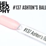 apsule de présentation du vernis permanent AstonishingNails Gelosophy #137 Ashton’s Ballet, rose poudré clair et brillant.