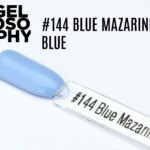 Capsule de démonstration du vernis permanent AstonishingNails Gelosophy #144 Blue Mazarine Blue, montrant une teinte bleu clair pastel brillante, appliquée sur un nuancier.