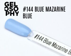 Capsule de démonstration du vernis permanent AstonishingNails Gelosophy #144 Blue Mazarine Blue, montrant une teinte bleu clair pastel brillante, appliquée sur un nuancier.