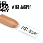 Capsule de présentation du vernis permanent AstonishingNails Gelosophy #161 Jasper, un beige caramel doux et naturel à la finition brillante.
