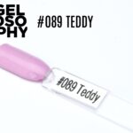 Capsule du vernis semi-permanent AstonishingNails Gelosophy #089 Teddy, un rose pastel irisé et brillant.