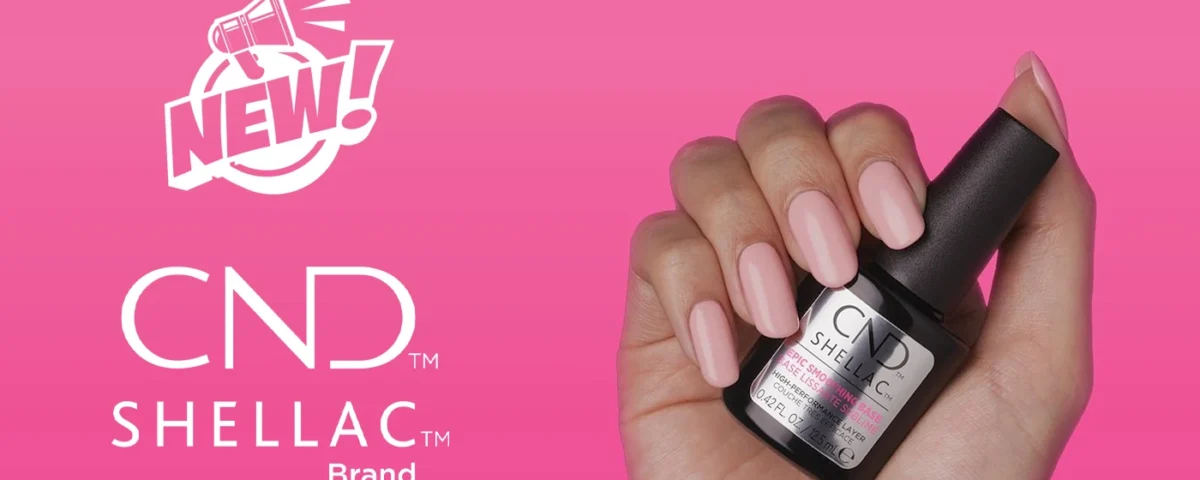 Flacon CND Shellac Epic Smoothing Base posé sur une table de manucure – base lissante végan, sans HEMA, pour une adhérence parfaite et une surface d’ongle ultra-lisse.