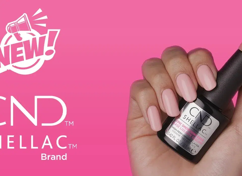 Flacon CND Shellac Epic Smoothing Base posé sur une table de manucure – base lissante végan, sans HEMA, pour une adhérence parfaite et une surface d’ongle ultra-lisse.