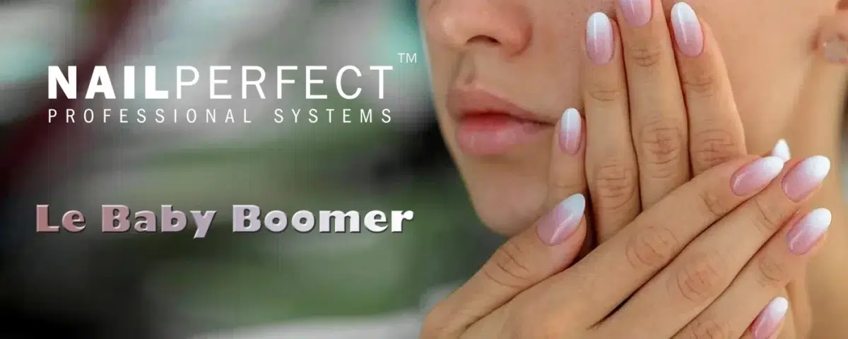 Pose Baby Boomer sur ongles naturels avec dégradé rose-blanc réalisé à l’aide de la Rubber Base Hailey, du Paint On French Gel Blanc et du Top Gel Block The UV No Wipe – NailPerfect Upvoted.