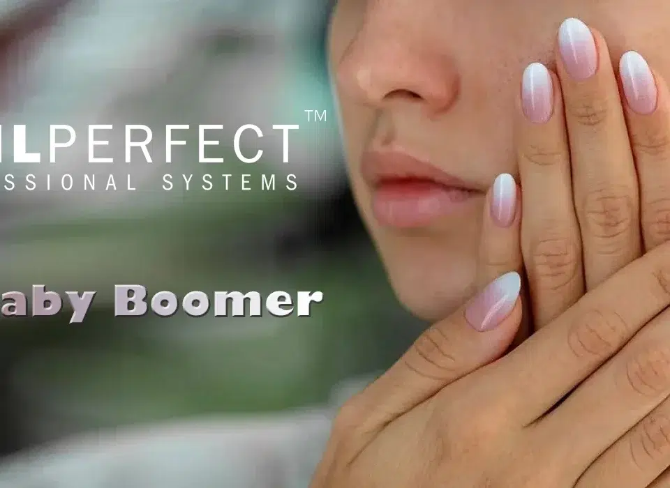 Pose Baby Boomer sur ongles naturels avec dégradé rose-blanc réalisé à l’aide de la Rubber Base Hailey, du Paint On French Gel Blanc et du Top Gel Block The UV No Wipe – NailPerfect Upvoted.