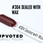 Capsule du vernis semi-permanent NailPerfect Upvoted #304 Sealed With Wax, un rouge brun profond et brillant.