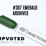 Capsule du vernis semi-permanent NailPerfect Upvoted #307 Emerald Archives, un vert émeraude profond et brillant.