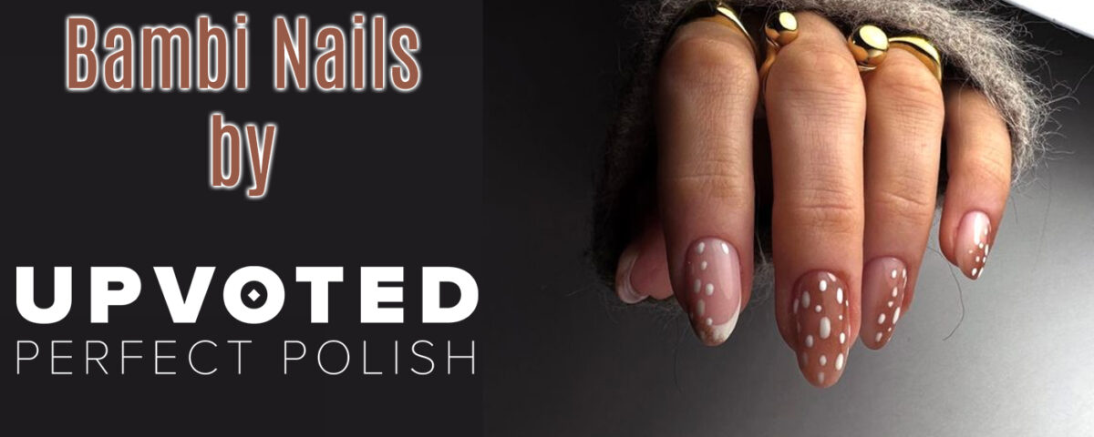 Main féminine avec manucure Bambi Nails réalisée avec les vernis Upvoted, ongles marron latte avec taches crème irrégulières, style naturel et cosy automne hiver 2025