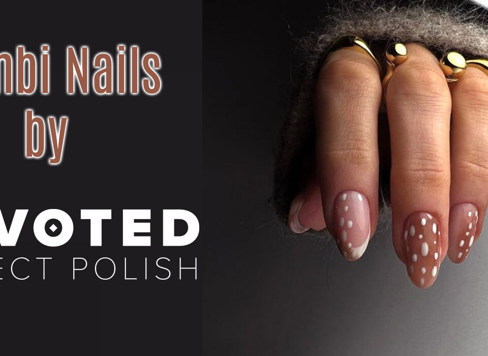 Main féminine avec manucure Bambi Nails réalisée avec les vernis Upvoted, ongles marron latte avec taches crème irrégulières, style naturel et cosy automne hiver 2025