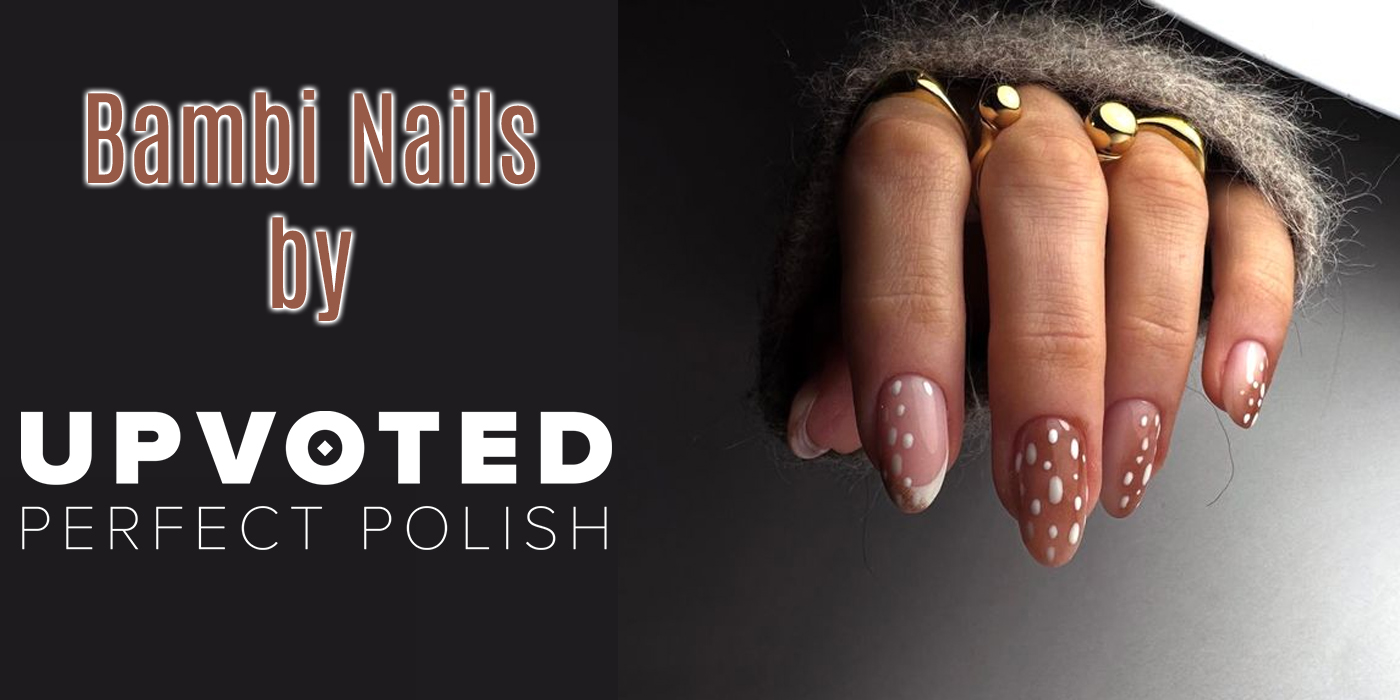 Main féminine avec manucure Bambi Nails réalisée avec les vernis Upvoted, ongles marron latte avec taches crème irrégulières, style naturel et cosy automne hiver 2025