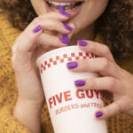 Manucure violette CND Shellac Artisan Bazaar, vernis semi-permanent professionnel lumineux et original