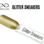 apsule de présentation du vernis CND™ VINYLUX™ Glitter Sneakers, un or pailleté scintillant, chargé en micro-paillettes dorées, avec un fini glitter couvrant et lumineux.
