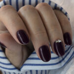 Vernis semi-permanent professionnel CND Shellac Feel The Flutter prune profond élégant brillant