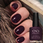 Vernis semi-permanent professionnel CND Shellac Feel The Flutter, teinte prune aubergine profonde et élégante, finition brillante sur ongles