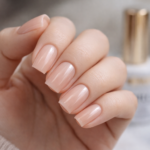 Ongles nude naturels renforcés avec technique BIAB Builder in a Bottle, finition brillante et élégante
