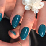 Manucure NailPerfect Upvoted 317 Under Vines bleu vert vernis semi permanent tendance ongles printemps