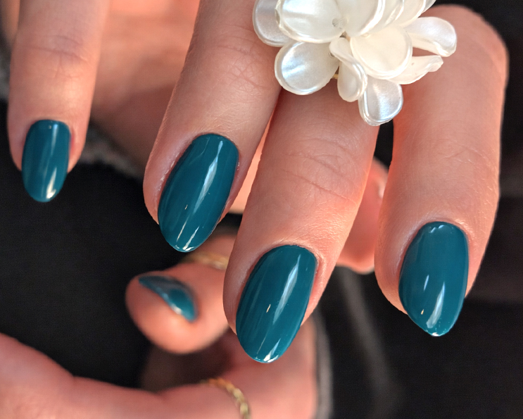 Manucure NailPerfect Upvoted 317 Under Vines bleu vert vernis semi permanent tendance ongles printemps