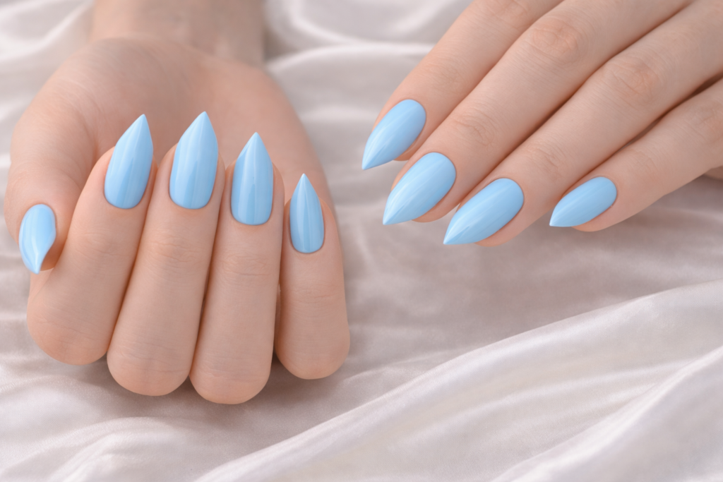 Deux mains avec ongles en forme edge et vernis bleu ciel brillant