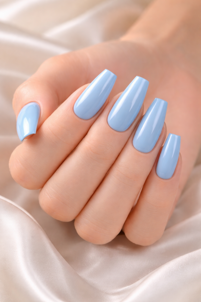 Manucure avec ongles en forme coffin et vernis bleu ciel brillant