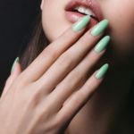 Manucure élégante CND Shellac Iguana avec ongles vert menthe pastel