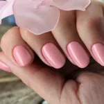 Ongles rose tendre avec CND Shellac Mist Of Capri – manucure brillante
