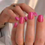Manucure rose fuchsia lumineux CND Shellac Surfin USA aux reflets nacrés