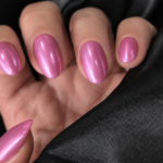 Ongles rose magenta nacré avec CND Shellac Surfin USA