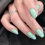 Manucure CND Shellac Iguana – ongles vert menthe pastel brillant