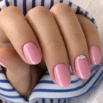Manucure CND Shellac Mist Of Capri – ongles rose pastel brillants