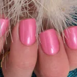 Manucure CND Shellac Surfin USA rose fuchsia nacré sur ongles