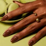 Manucure marron caramel NailPerfect Upvoted The Edit sur peau foncée