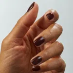 Manucure marron chocolat foncé avec NailPerfect Upvoted Scene Stealer