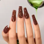 Nail art marron avec le vernis NailPerfect Upvoted The Edit