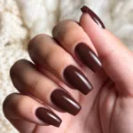 Ongles marron automne avec NailPerfect Upvoted Plot Twist