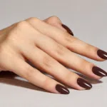 Ongles marron chocolat avec le vernis NailPerfect Upvoted Plot Twist