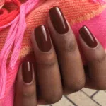 Ongles marron chocolat NailPerfect Upvoted Scene Stealer sur peau foncée