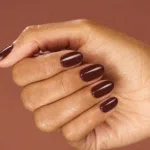 Ongles marron foncé avec NailPerfect Upvoted Scene Stealer